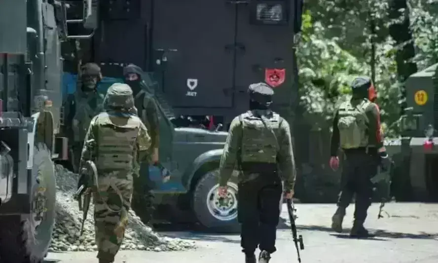 कुलगाम मुठभेड़ में तीन आतंकी ढेर, तलाशी अभियान जारी