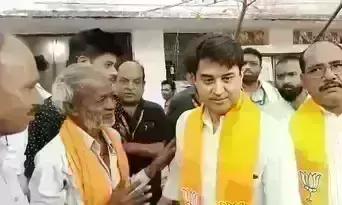 ज्योतिरादित्य सिंधिया ने मतदान केंद्रों का निरीक्षण किया, कार्यकर्ताओं का बढ़ाया मनोबल