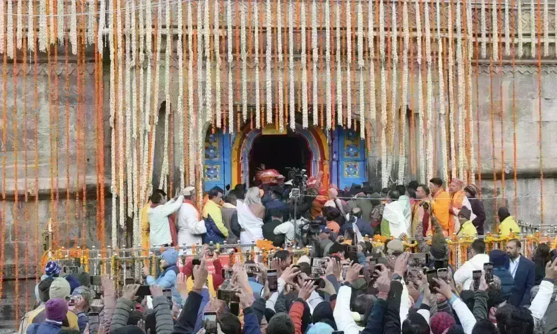 श्री केदारनाथधाम के कपाट छह माह के लिए खुले, हेलिकॉप्टर से बरसाए गए फूल