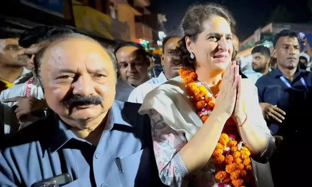अमेठी में स्मृति ईरानी को घेरने में जुटी प्रियंका