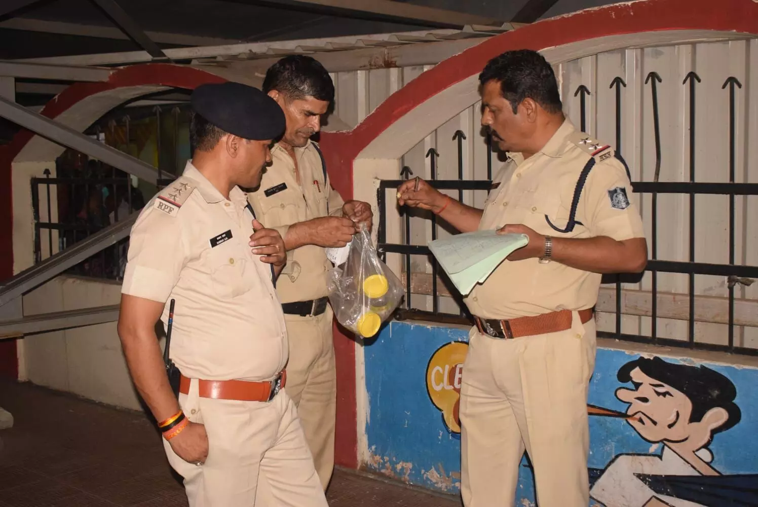 सतना स्टेशन परिसर में सनसनीखेज वारदात, दोस्तों ने पेवर्स पत्थर से कुचल कर की दोस्त की हत्या