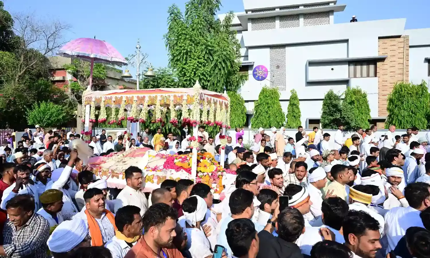 Rajmata Madhavi Raje Scindia Funeral : पंचतत्तव में विलीन हुईं माधवी राजे सिंधिया, अंतिम दर्शन के लिए उमड़ी भीड़