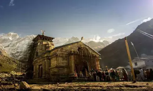 Chardham Yatra 2024: चारधाम यात्रा को लेकर बड़ा अपडेट आया सामने, मंदिर से 200 मीटर तक मोबाइल ले जाने पर लगा प्रतिबंधित