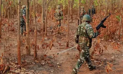 कांकेर नारायणपुर सीमा पर एंटी नक्सल ऑपरेशन तीसरे दिन जारी, दो महिला नक्सलियों समेत 5 के शव बरामद