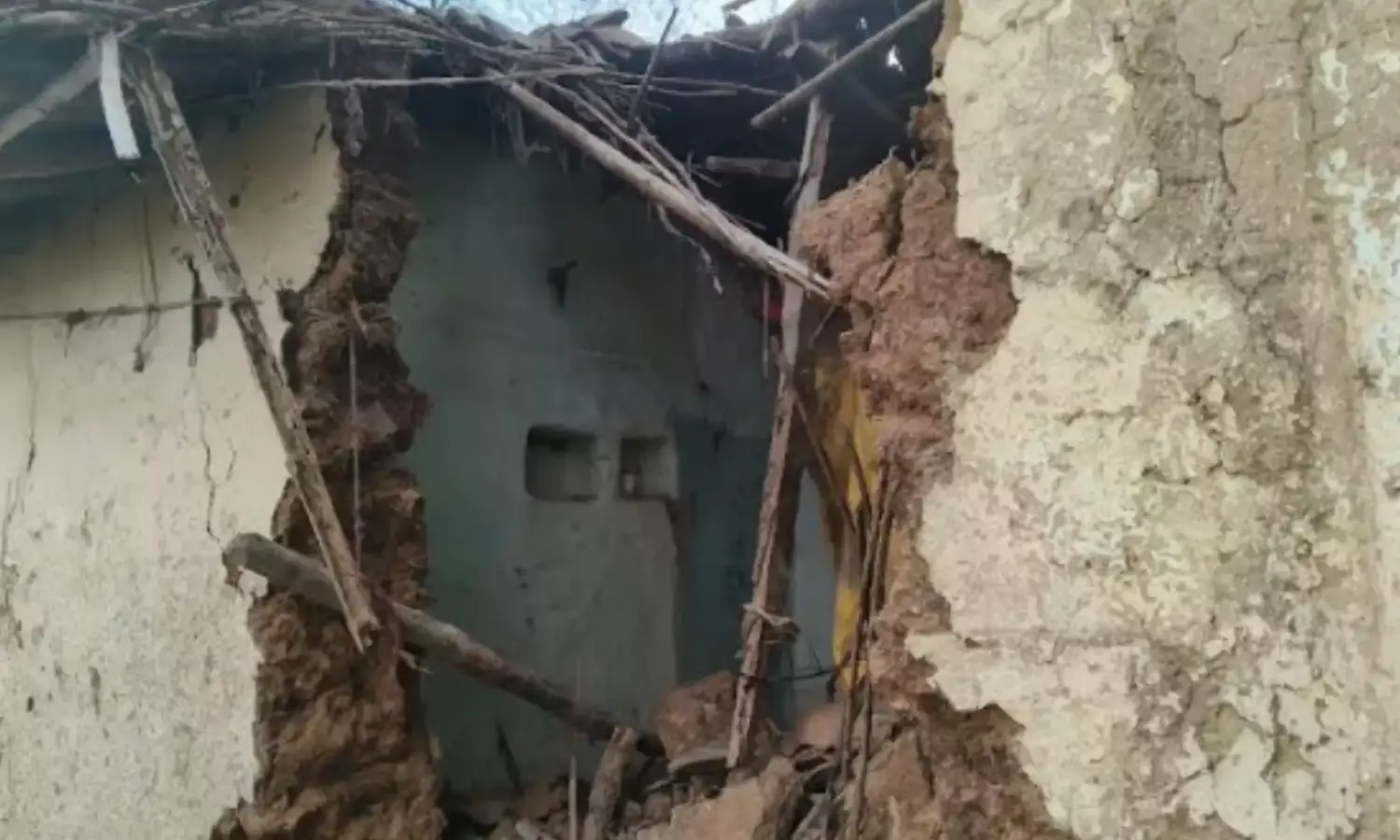 सीधी रेप केस के आरोपी बृजेश प्रजापति के घर चला बुलडोज़र, CM ने दिए थे सख्त एक्शन लेने के आदेश सीधी रेप केस के आरोपी बृजेश प्रजापति के घर चला बुलडोज़र, CM ने दिए थे सख्त एक्शन लेने के आदेश