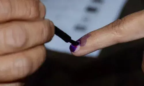 Lok Sabha Election 2024: घर में रखा था पिता का शव लेकिन बेटे ने फिर भी पहले किया मतदान..