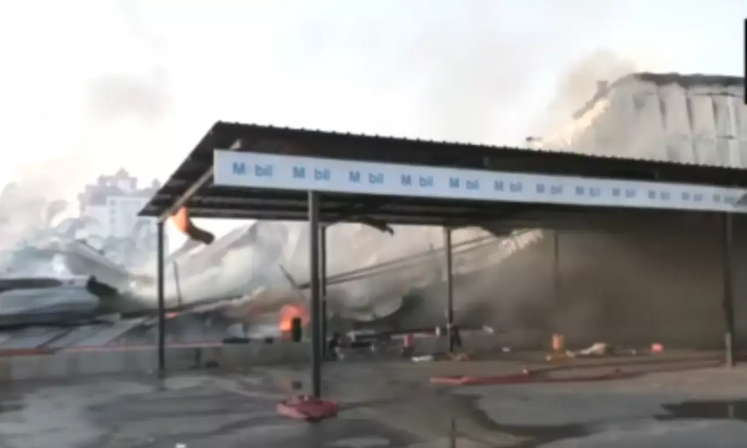 RAJKOT FIRE: राजकोट में TRP गेम जोन में लगी भीषण आग दमकल की गाड़ियां मौके पर मौजूद