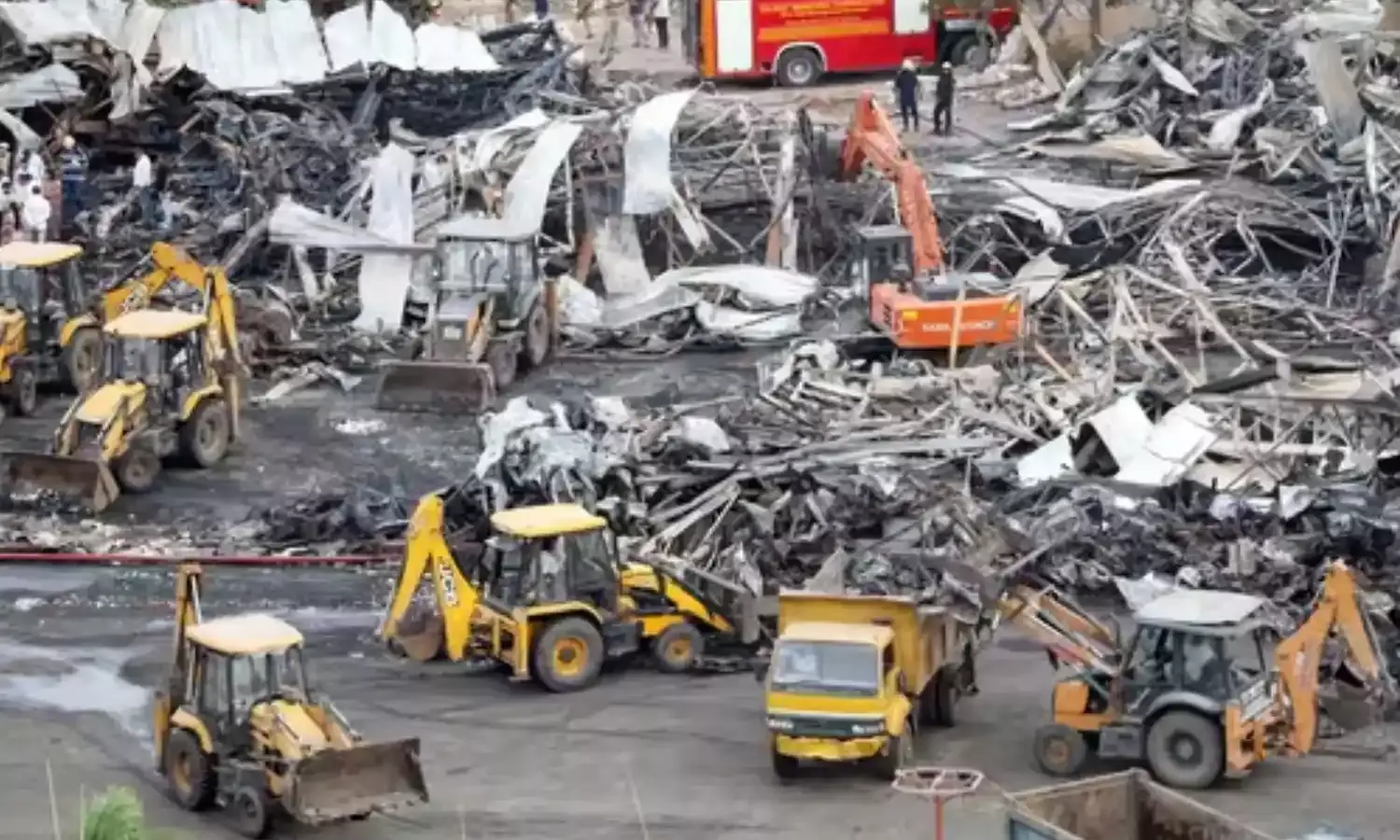 Gujarat Gaming Zone Accident : 8 लोगों की मौत के बाद एक्शन में सरकार, अब एक 6 सीनियर अधिकारी सस्पेंड