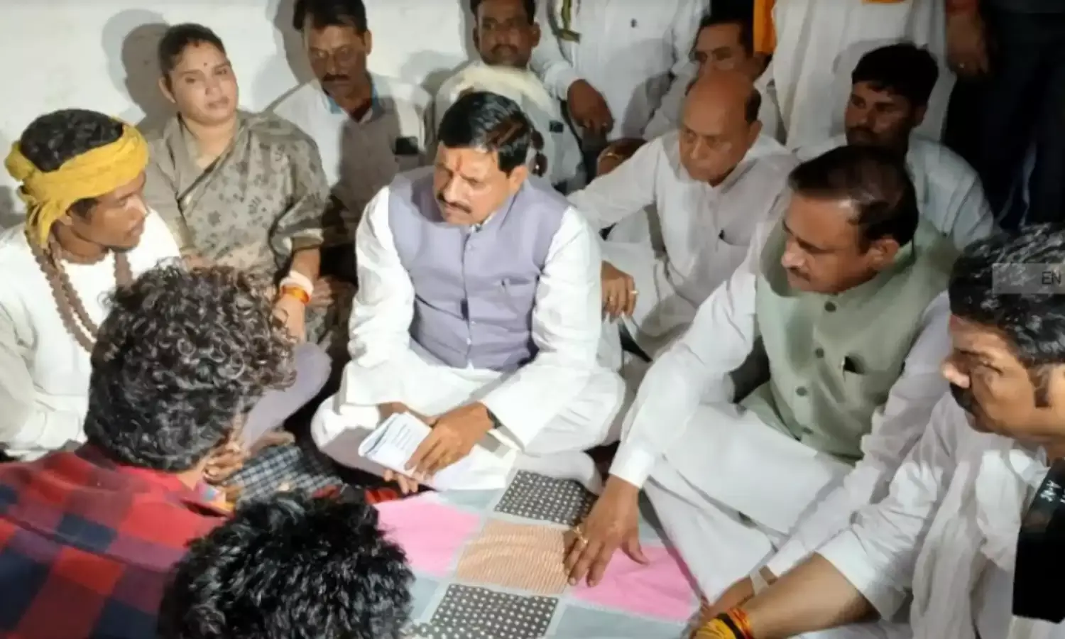 सागर में पीड़ित परिवार से मिलने पहुंचे CM मोहन यादव, कहा - गांव में खोलेंगे पुलिस चौकी