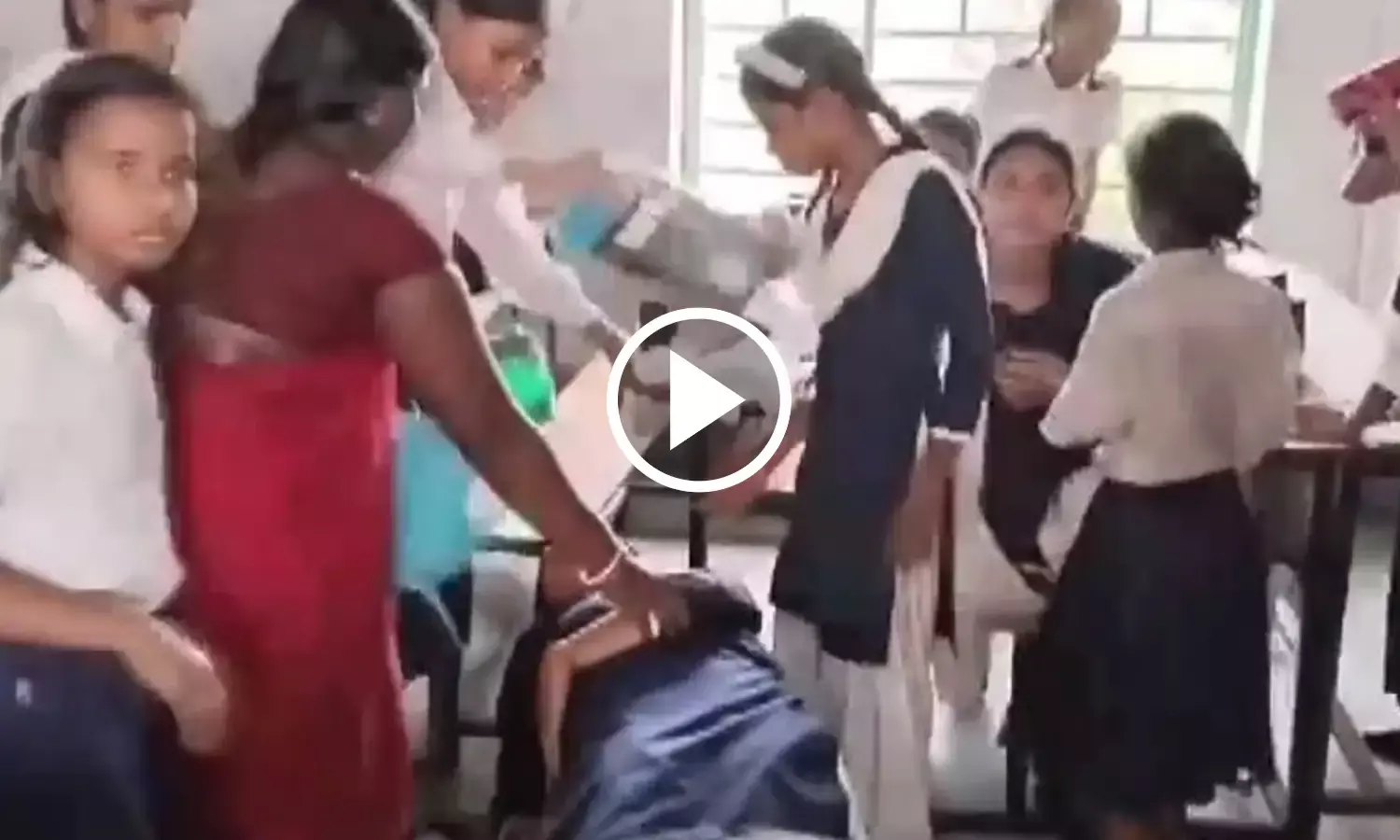 गर्मी का कहर: बिहार मेंं भीषण गर्मी के कारण कई छात्र बेहोश, यहां देखें वीडियो