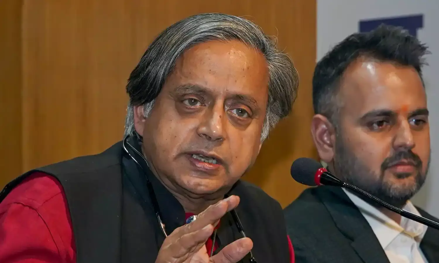 Shashi Tharoor PA: सोने की तस्करी करते पकड़ा गया कांग्रेस नेता शशि थरूर का पीए, जानिए क्या है पूरा मामला Shashi Tharoor PA: सोने की तस्करी करते पकड़ा गया कांग्रेस नेता शशि थरूर का पीए, जानिए क्या है पूरा मामला