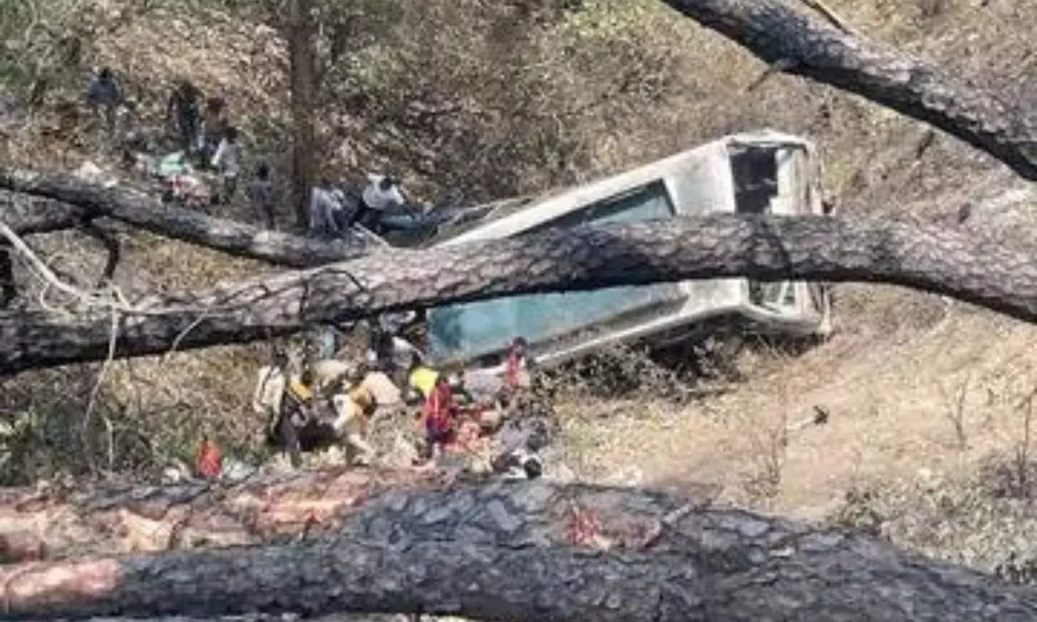 Jammu Bus Accident:जम्मू में 150 फीट गहरी खाई में बस गिरने से हादसा, 21 की मौत
