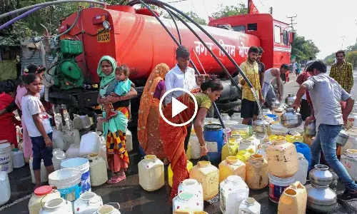 Delhi Water Crisis: दिल्‍ली में पानी की बूंद-बूंद को तरस रहे लोग, सामने आए हैरान कर देने वाले वीडियो
