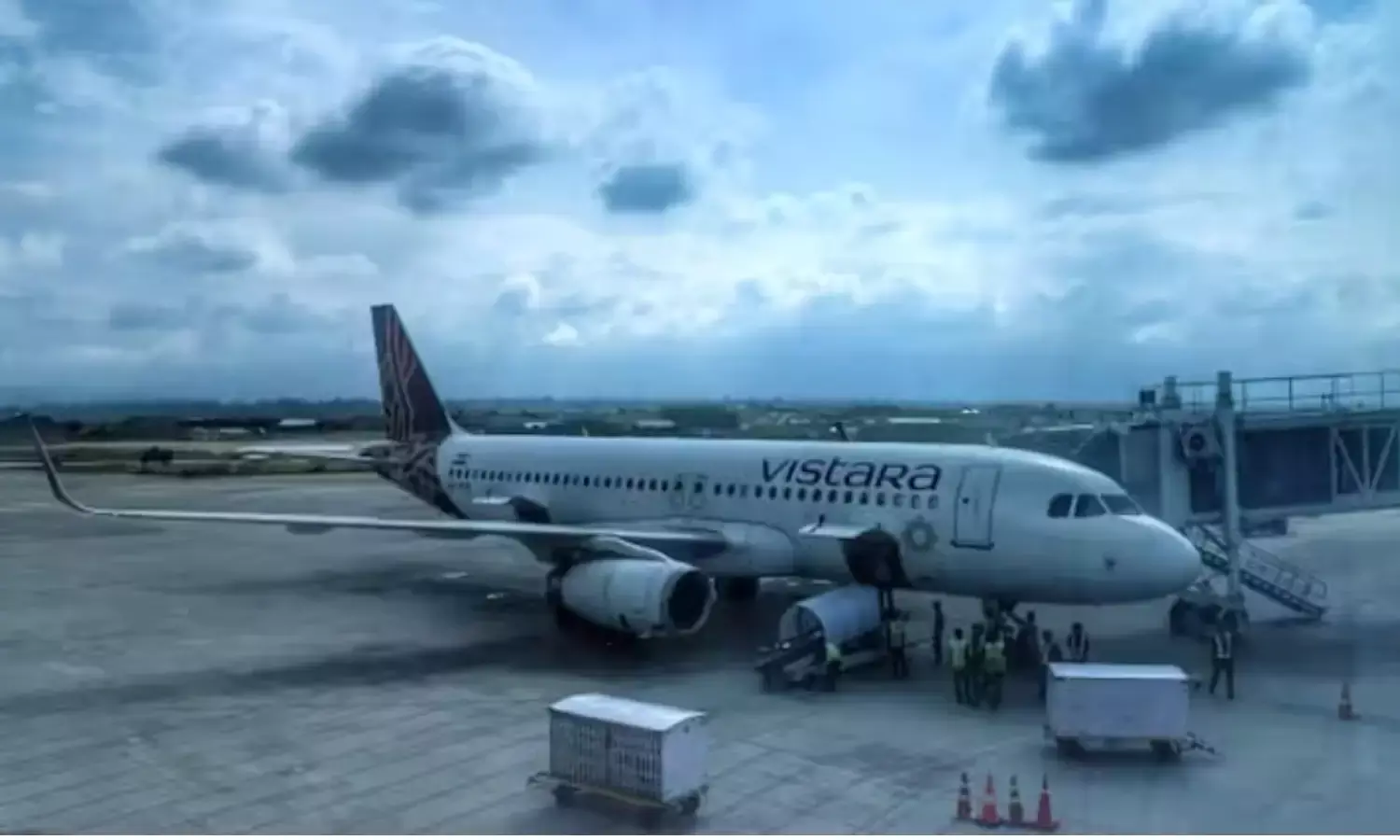 Jammu Kashmir: विस्तारा फ्लाइट में बम की धमकी के बाद श्रीनगर एयरपोर्ट पर रोका गया