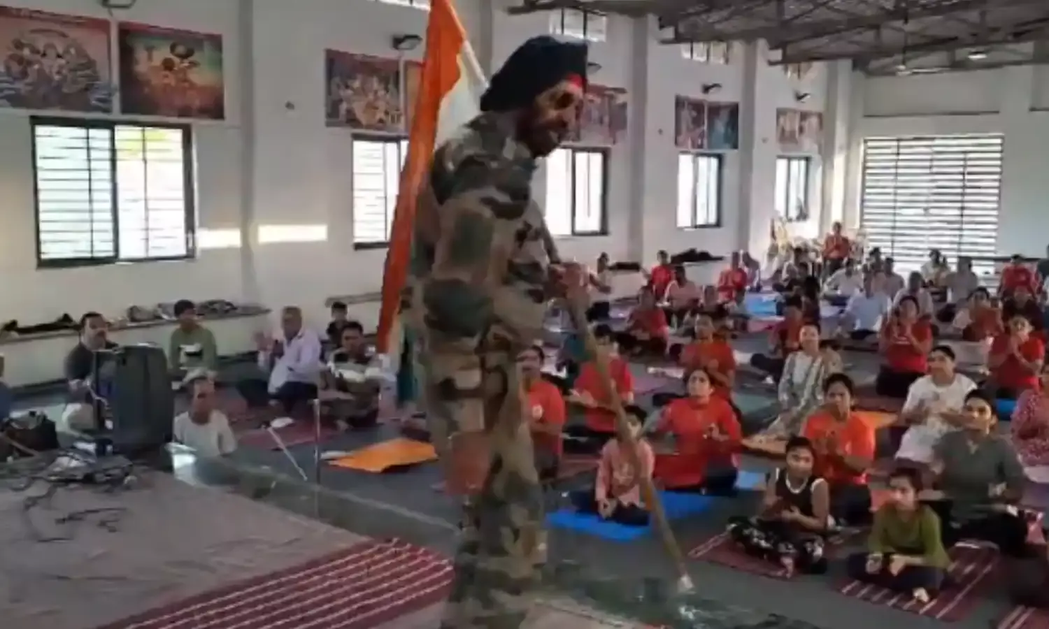 Silent Attack : रिटायर्ड फ़ौजी बलबिंदर छावड़ा को तिरंगा लहराते हुए आया अटैक, लोगों को लगा एक्टिंग कर रहे