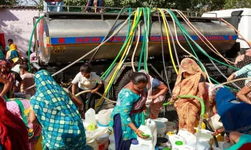 दिल्ली में पानी की हाहाकार, बूंद - बूंद को तरसते लोग, केजरीवाल सरकार पहुंची सुप्रीम कोर्ट