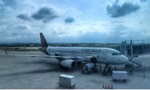 Jammu Kashmir: विस्तारा फ्लाइट में बम की धमकी के बाद श्रीनगर एयरपोर्ट पर रोका गया