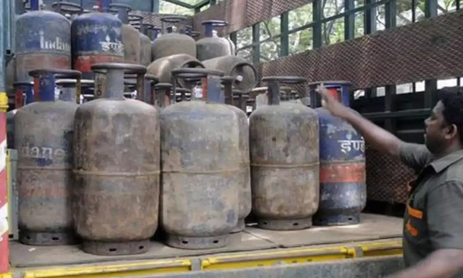 LPG Price Cut : लगातार तीसरी बार दाम में कटौती, जानिए अब कितने का मिलेगा गैस सिलेंडर