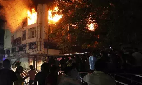 Bhopal News: भोपाल के मिलन रेस्टोरेंट लगी भीषण आग, आस पास बना अफरा तफरी का माहौल, ढाई घंटे बाद आग पर पाया गया काबू