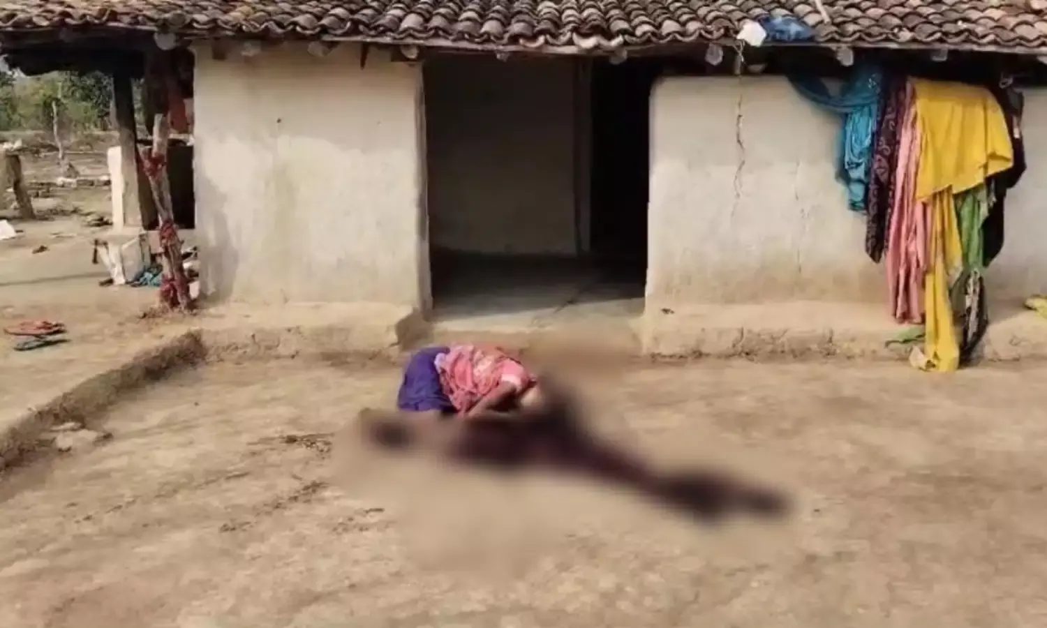 CG News: खौफनाक हत्याकांड, पति ने पत्नी के दोनों पैर अलग कर सिर में धंसा दी कुल्हाड़ी, अब हुआ फरार, जानें पूरा मामला