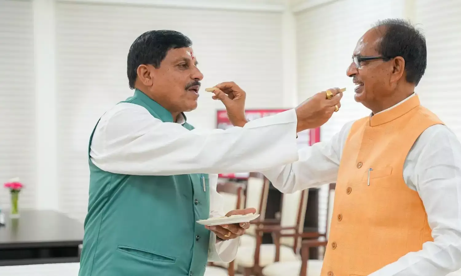 जीत के बाद मध्यप्रदेश भाजपा में जश्न का माहौल और कांग्रेस में समीक्षा का दौर जीत के बाद मध्यप्रदेश भाजपा में जश्न का माहौल और कांग्रेस में समीक्षा का दौर