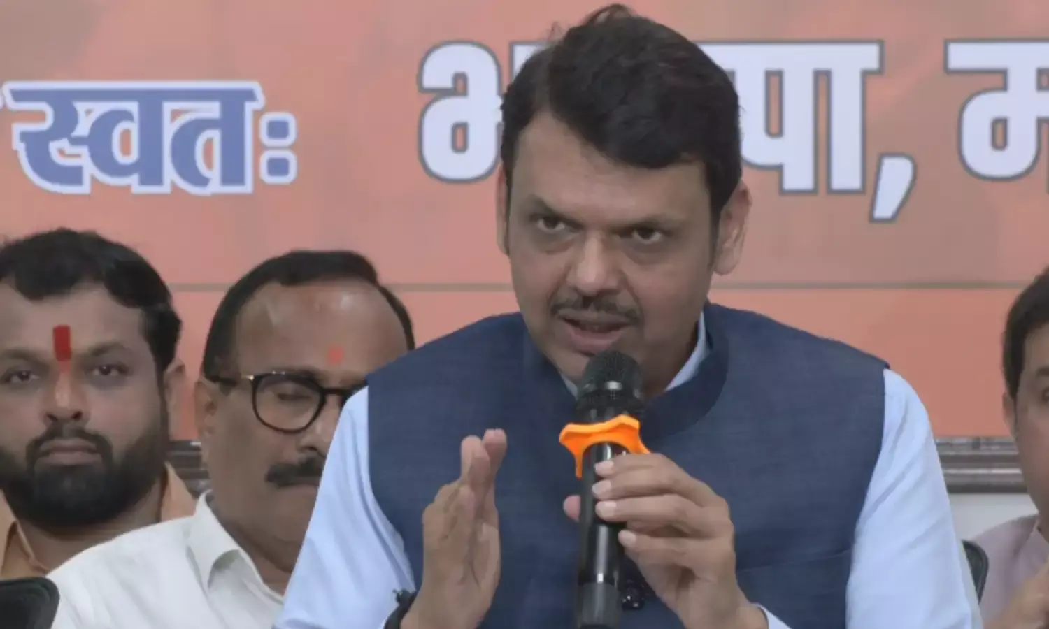 Devendra Fadnavis ने की इस्तीफे की पेशकश, बीजेपी के खराब प्रदर्शन की ली जिम्मेदारी Devendra Fadnavis ने की इस्तीफे की पेशकश, बीजेपी के खराब प्रदर्शन की ली जिम्मेदारी