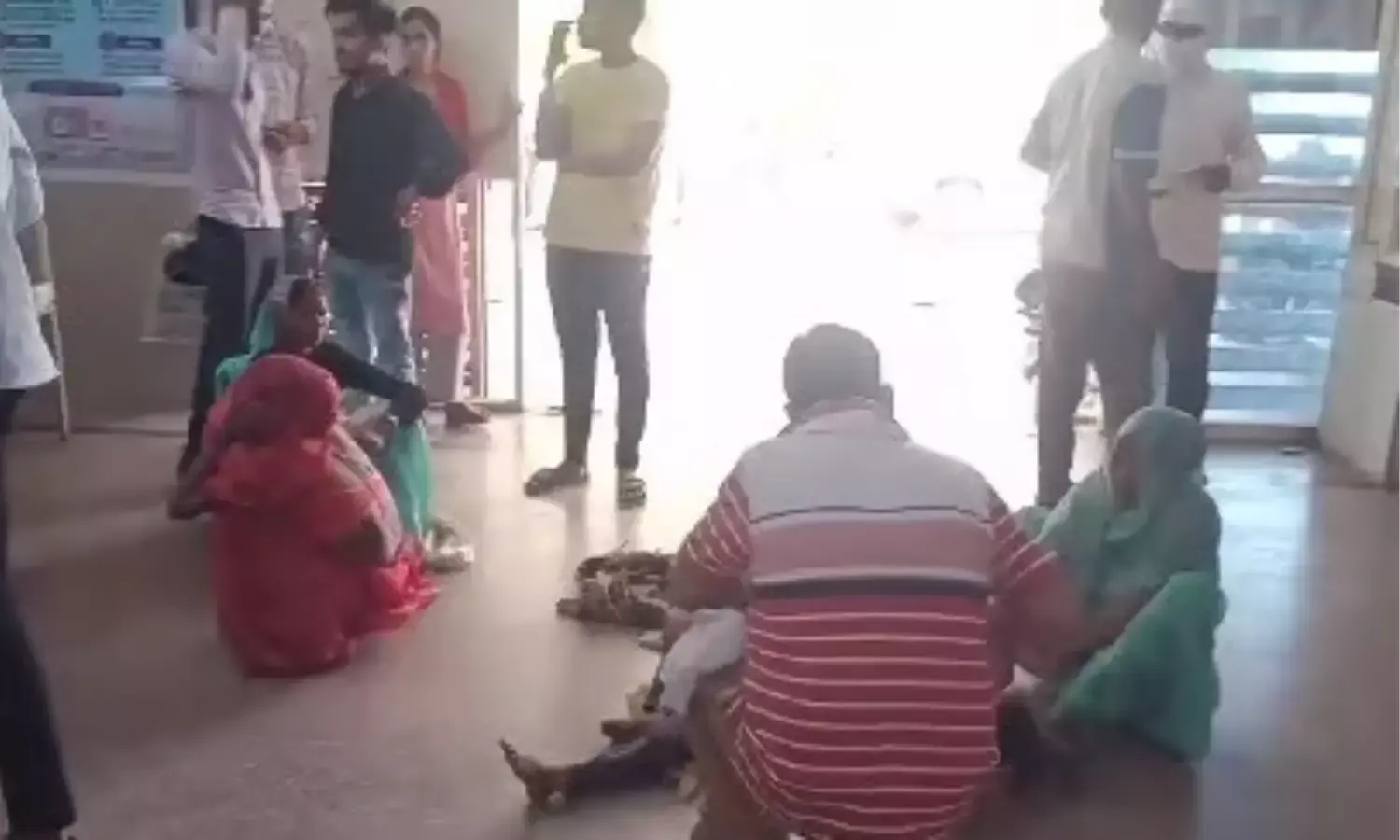 MP News: दतिया के एक ही घर के 25 लोग हुए बीमार, एक 8 वर्षीय बच्चे की हालत गंभीर, जानिए पूरा मामला