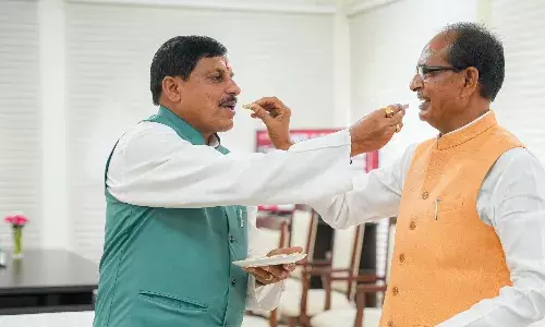 जीत के बाद मध्यप्रदेश भाजपा में जश्न का माहौल और कांग्रेस में समीक्षा का दौर