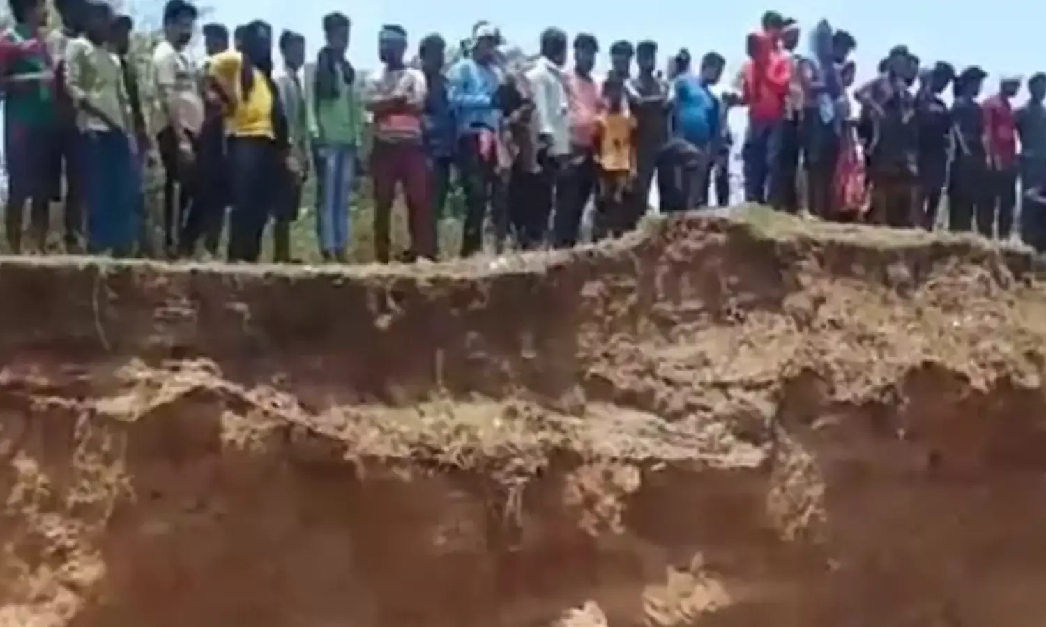 Jabalpur News : जबलपुर में बड़ा हादसा, अवैध रेत की खदान धंसने से 3 मजदूरों की मौत, 1 लापता