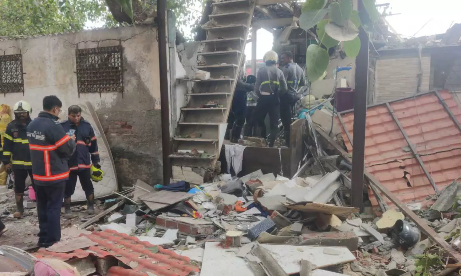 Mumbai blast: मुंबई के चेंबूर में हुआ सिलेंडर ब्लास्ट, अब तक इतने लोग घायल Mumbai blast: मुंबई के चेंबूर में हुआ सिलेंडर ब्लास्ट, अब तक इतने लोग घायल