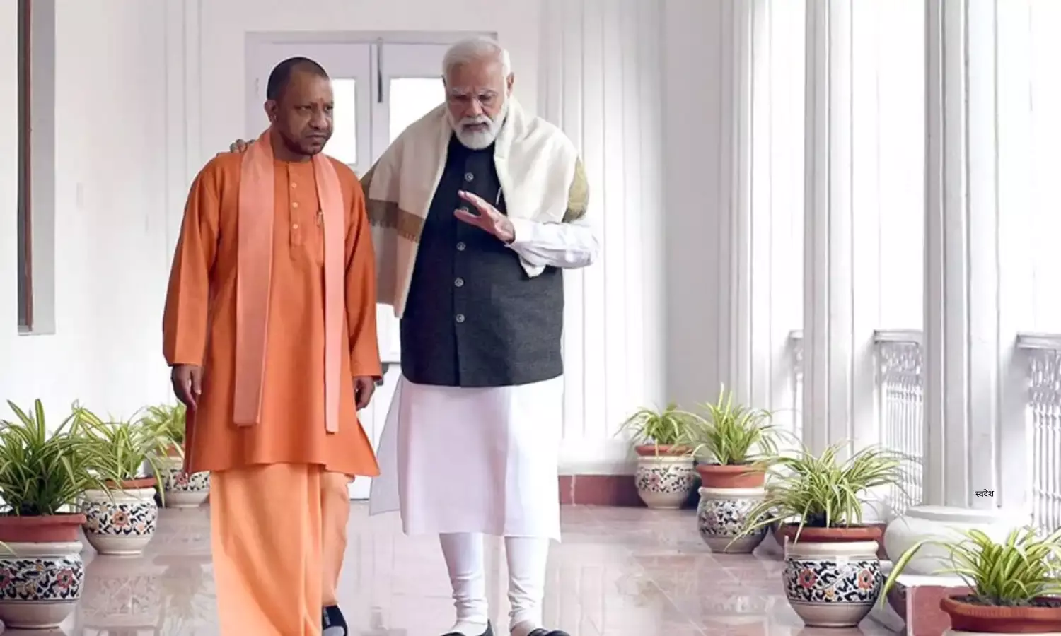 NDA Parliamentary Meet: एनडीए संसदीय बैठक में यूपी के सीएम योगी आदित्यनाथ का अभिवादन करते हुए पीएम मोदी ने थपथपाई योगी की पीठ, देखें वीडियो