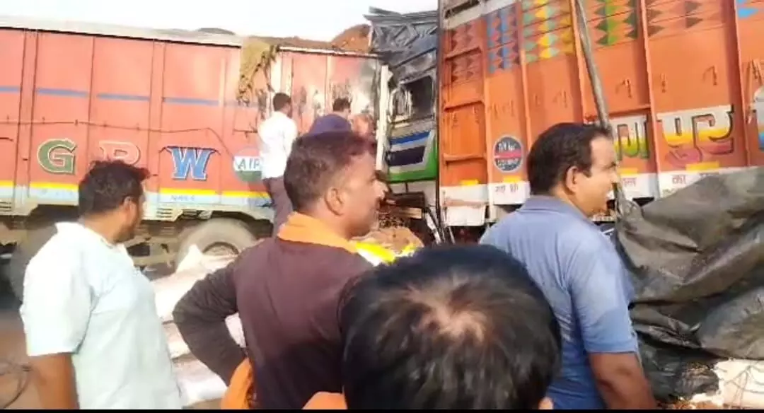 रीवा में ट्रकों की आमने-सामने भिड़ंत, लगी आग, हादसे में 4 लोग जिंदा जले रीवा में ट्रकों की आमने-सामने भिड़ंत, लगी आग, हादसे में 4 लोग जिंदा जले
