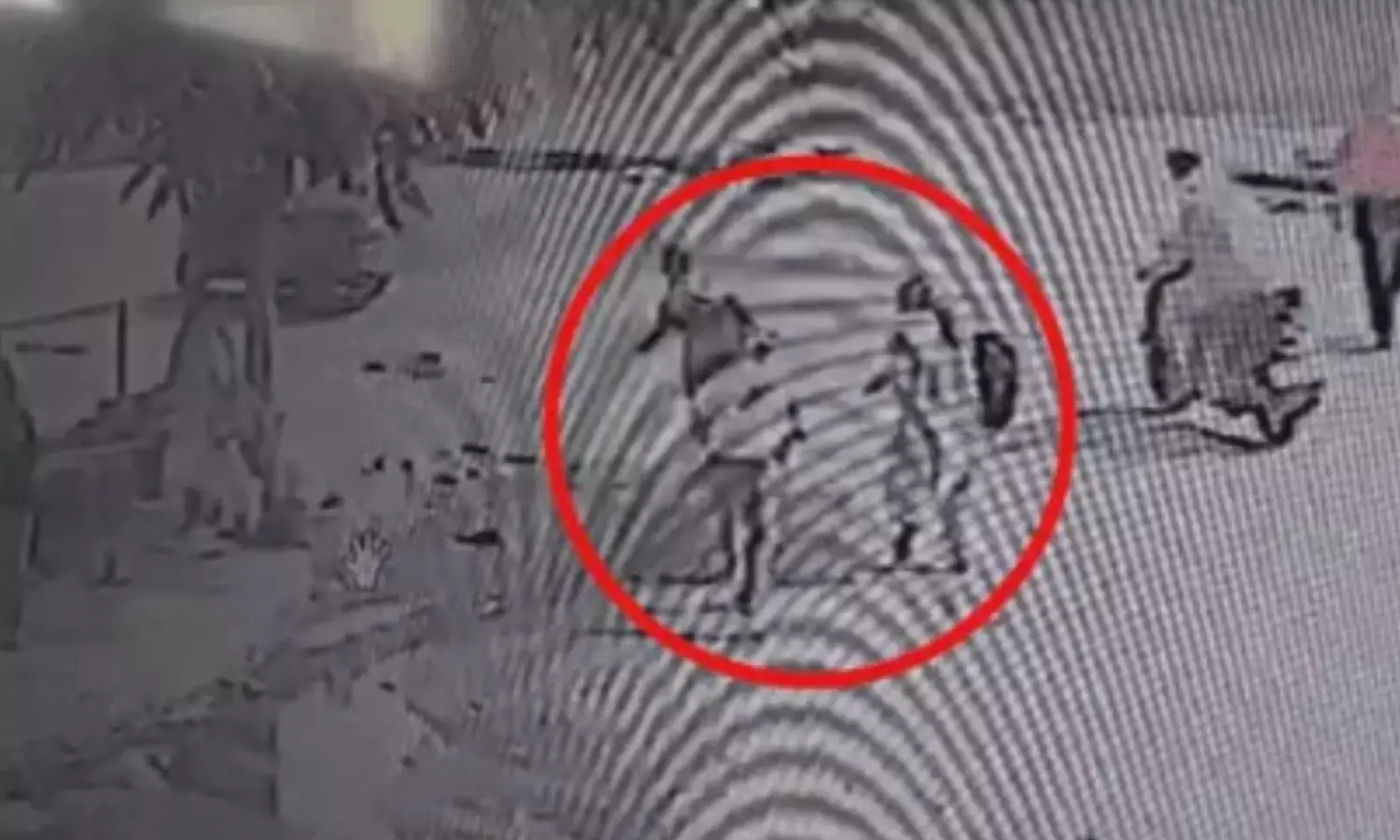 मोहाली में प्रेम प्रसंग के चलते युवक ने दिन दहाड़े की महिला की हत्या, रोड पर तलवार से काटता रहा शरीर मोहाली में प्रेम प्रसंग के चलते युवक ने दिन दहाड़े की महिला की हत्या, रोड पर तलवार से काटता रहा शरीर