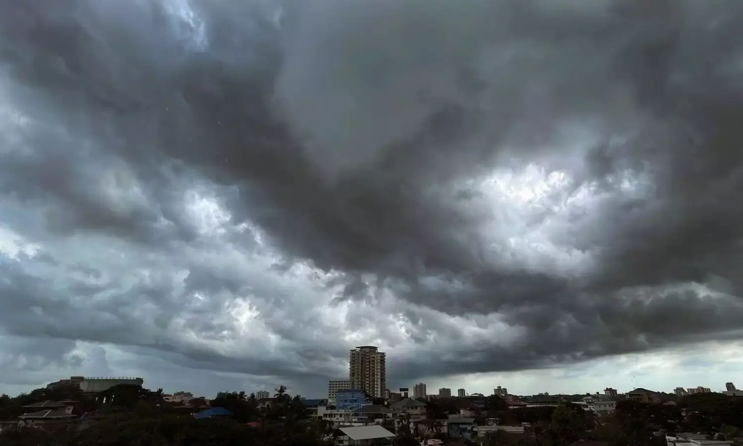 MP Weather : मध्यप्रदेश के इन जिलों में बरसेंगे बादल, छाता - रेनकोट साथ लेकर निकलें