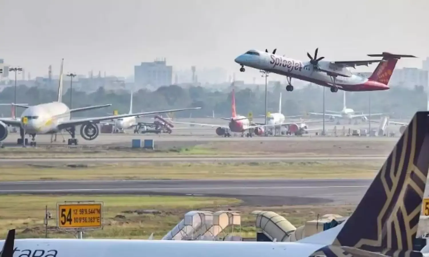 Mumbai Airport Viral Video: इंडिगो के विमान के बाद ही क्यो इंडिया के विमान ने भरी उड़ान,जानिए वायरल वीडियो की सच्चाई