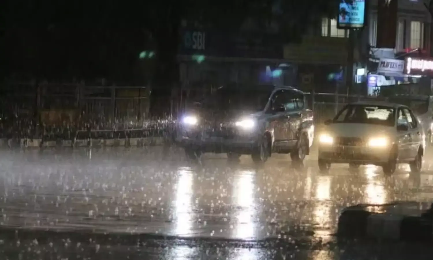 MP Weather Update: 38 जिलों में बारिश और आंधी का अलर्ट जारी, बारिश से तापमान में 10 डिग्री सेल्सियस की गिरावट