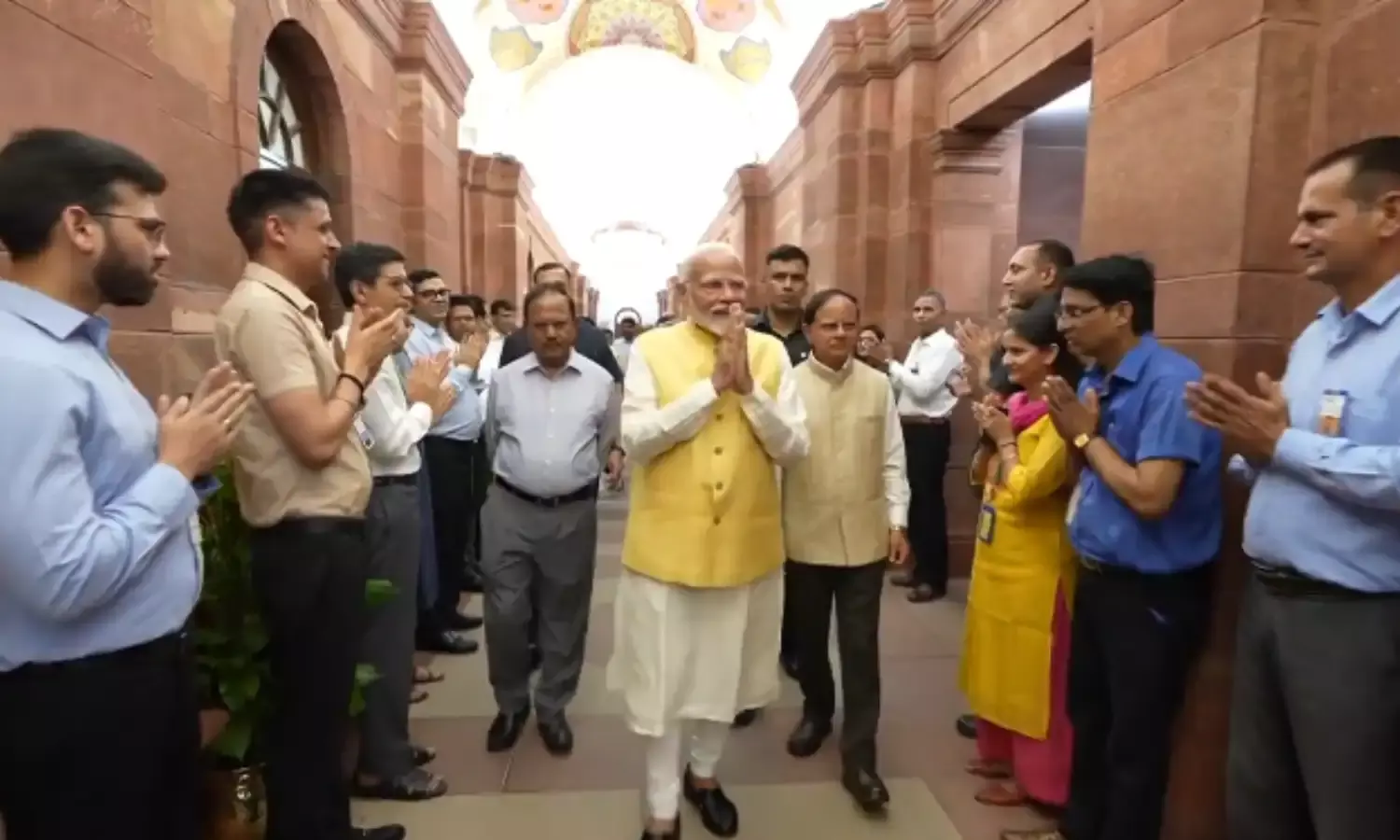 यहां PM Modi ने कार्यभार संभाला, वहां किसानों के खाते में खटाखट - खटाखट पैसे आने शुरू