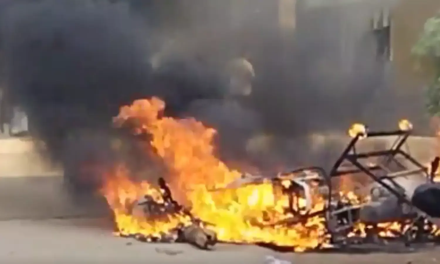 Balodabazar News: छत्तीसगढ़ में सतनामी समाज ने किया बवाल, कई बिल्डिंगों में लगाई आग देखें वीडियो Balodabazar News: छत्तीसगढ़ में सतनामी समाज ने किया बवाल, कई बिल्डिंगों में लगाई आग देखें वीडियो