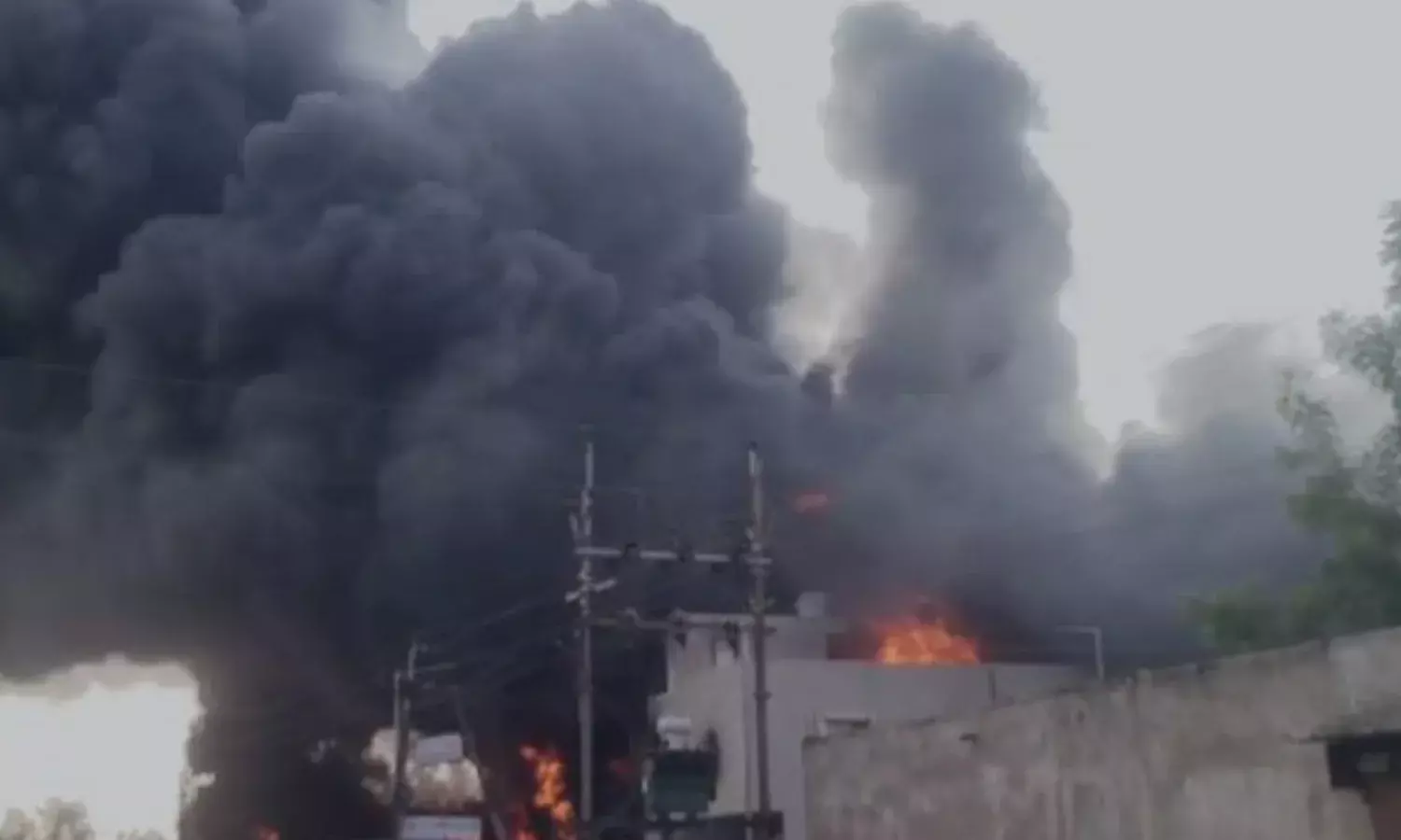 विदिशा की यूनिकल पेस्टिसाइड फैक्ट्री में आग, केमिकल के जहरीले धुंए से लोगों को दूर रहने की हिदायत