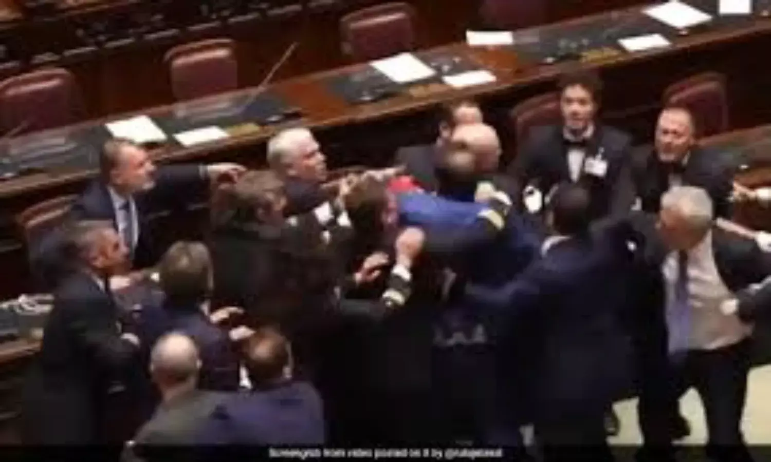G7 समिट से पहले इटली की संसद में मचा बवाल, अचानक सांसदो के बीच चलने लगे लात - घूसे, देखें VIDEO
