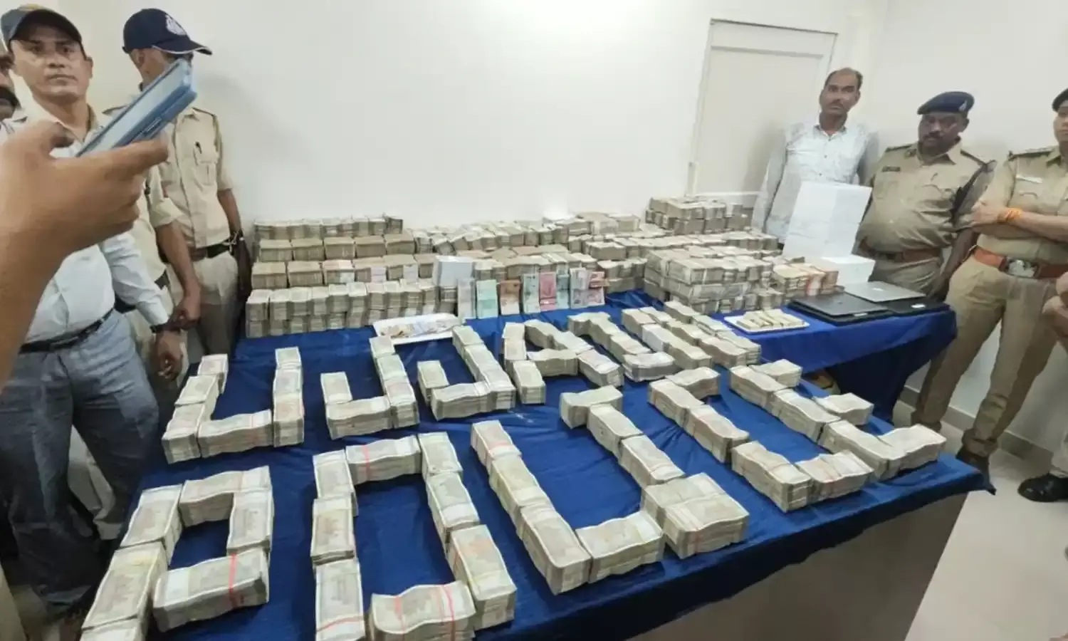 T-20 Cricket World Cup: टी-20 क्रिकेट विश्व कप सट्टेबाजी रैकेट का भंडाफोड़, 14.5 करोड़ रुपये जब्त, इतने लोग गिरफ्तार T-20 Cricket World Cup: टी-20 क्रिकेट विश्व कप सट्टेबाजी रैकेट का भंडाफोड़, 14.5 करोड़ रुपये जब्त, इतने लोग गिरफ्तार