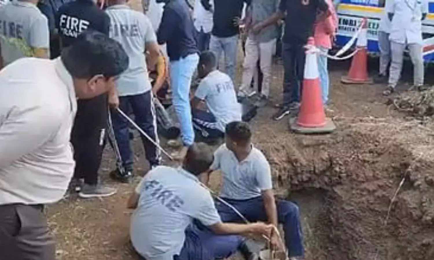 Gujarat Borwell News: थम नहीं रहे मामले, 50 फीट गहरे बोरवेल में गिरी मासूम, निकलने का प्रयास जारी