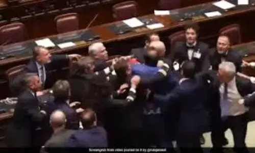 G7 समिट से पहले इटली की संसद में मचा बवाल, अचानक सांसदो के बीच चलने लगे लात - घूसे, देखें VIDEO