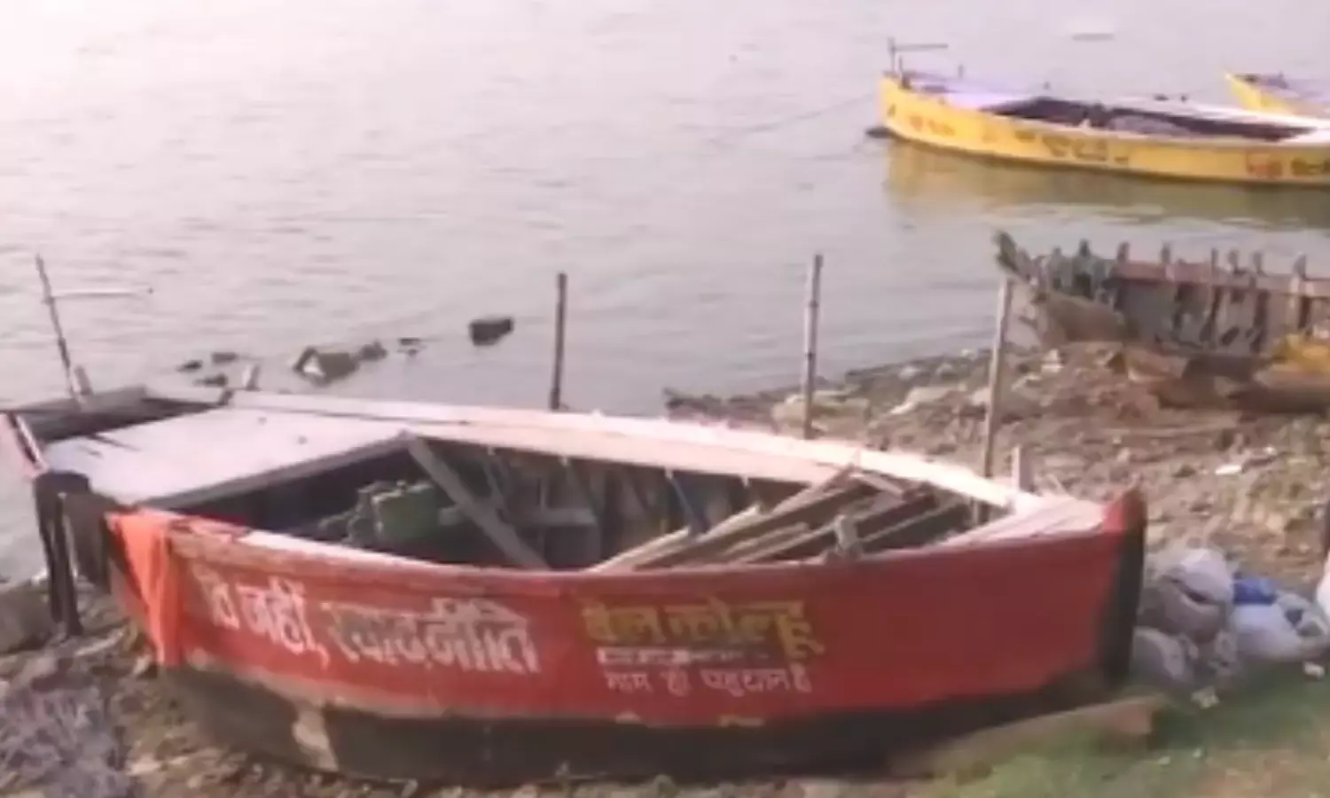 भीषण गर्मी के कारण गंगा ने छोड़े घाट, श्रद्धालुओं और प्रकृति प्रेमियों के लिए चिंता का विषय भीषण गर्मी के कारण गंगा ने छोड़े घाट, श्रद्धालुओं और प्रकृति प्रेमियों के लिए चिंता का विषय