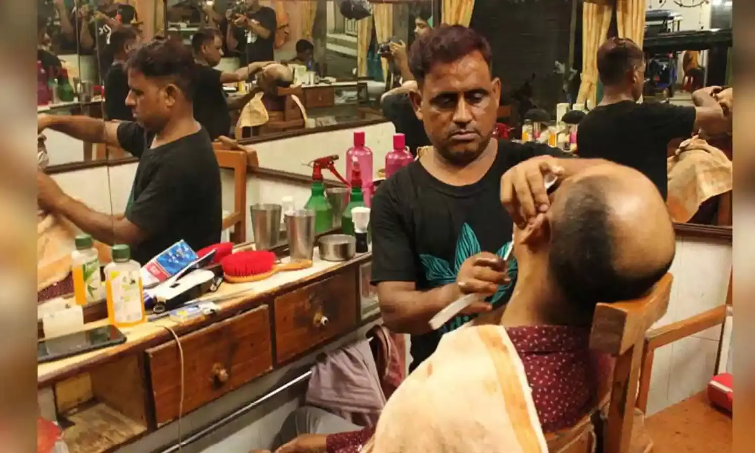 UP Shocking Video: लखनऊ के सैलून में थूक वाली मसाज,चौंका देगा ये वीडियों, देखें