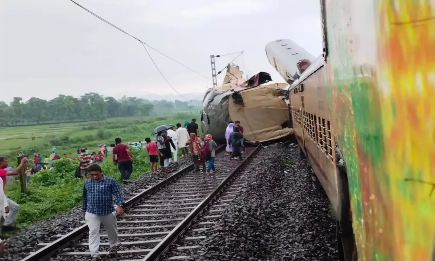 Train Accident: पश्चिम बंगाल के दार्जिलिंग में बड़ा हादसा, मालगाड़ी ने कंचनजंगा एक्सप्रेस को मारी टक्कर, 5 की मौत कई घायल