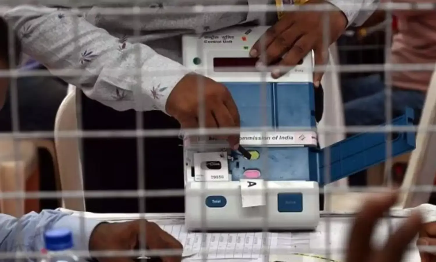 EVM पर Mid Day अखबार की खबर भ्रामक