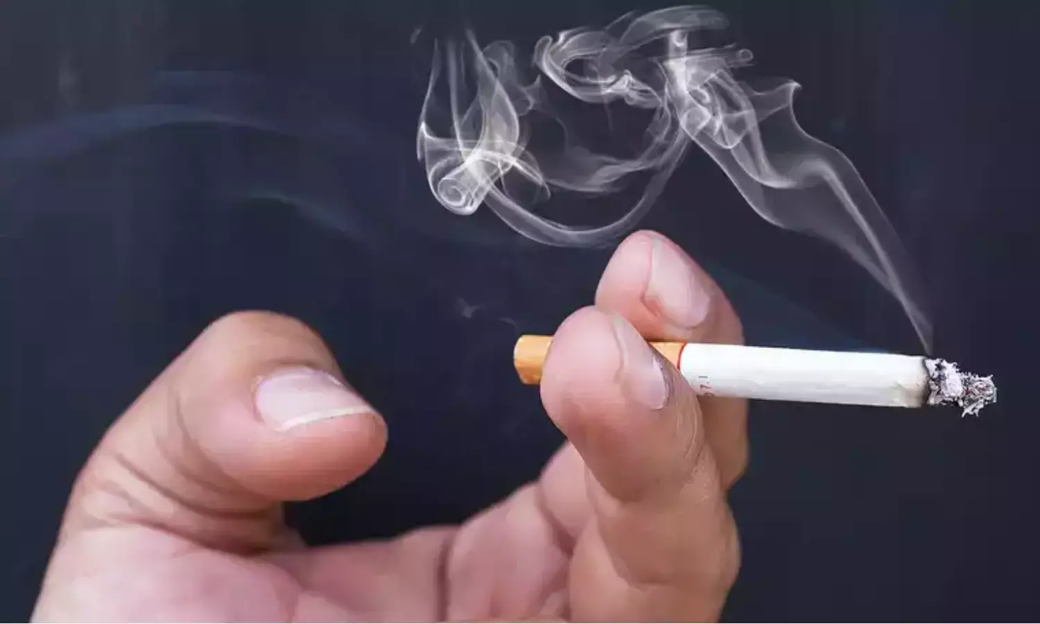 Assam Shocker: कैसी मां है ये, अपने 20 महीने के बच्चे को पिलाया सिगरेट और शराब, आप भी देखिए ये हैरान करने वाला वीडियो