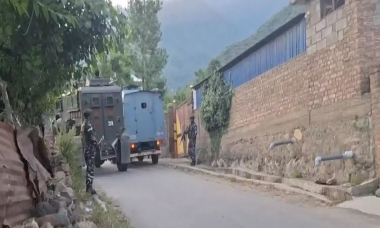 कश्मीर में आतंकियों पर सुरक्षा बल का एक्शन, एक आतंकी का एनकाउंटर, सर्च अभियान जारी कश्मीर में आतंकियों पर सुरक्षा बल का एक्शन, एक आतंकी का एनकाउंटर, सर्च अभियान जारी