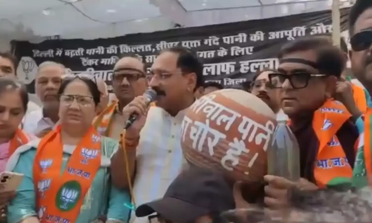 दिल्ली जल संकट पर भाजपा ने केजरीवाल सरकार के खिलाफ खोला मोर्चा, सड़कों पर की नारेबाजी